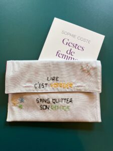 Lire la suite à propos de l’article Atelier « Mots à broder » sur une pochette – 08/08/26 de 14h à 17h